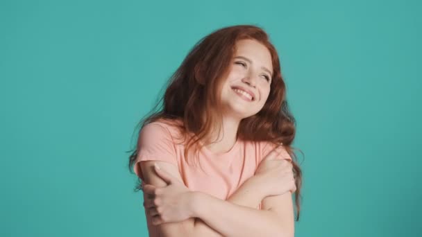 Ganska Charmig Rödhårig Flicka Cutely Poserar Kameran Över Blå Bakgrund — Stockvideo