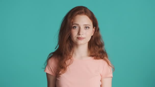Ελκυστική Χαμογελαστή Κοκκινομάλλα Κορίτσι Αυτοπεποίθηση Σας Δείχνει Χειρονομία Στην Κάμερα — Αρχείο Βίντεο