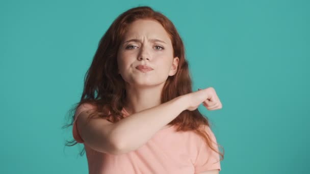 年轻自信的红头发女孩在彩色背景的相机上威胁着 你在深深的烦恼中 — 图库视频影像