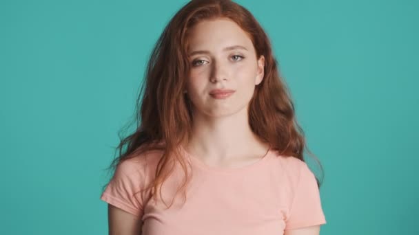 Sıkılmış Kızıl Saçlı Kız Renkli Arka Planda Kamerada Bla Bla — Stok video