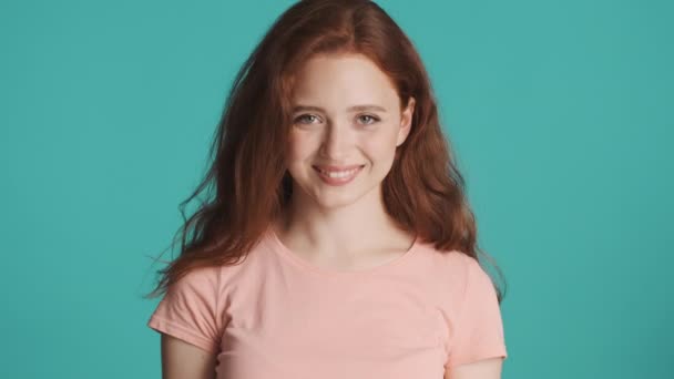 Cantik Gadis Berambut Merah Ceria Dengan Senang Hati Melambaikan Isyarat — Stok Video