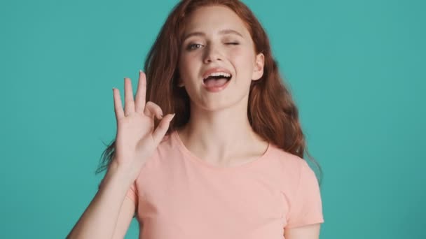 미소를 소녀의 초상화가 카메라로 유쾌하게 몸짓을 — 비디오