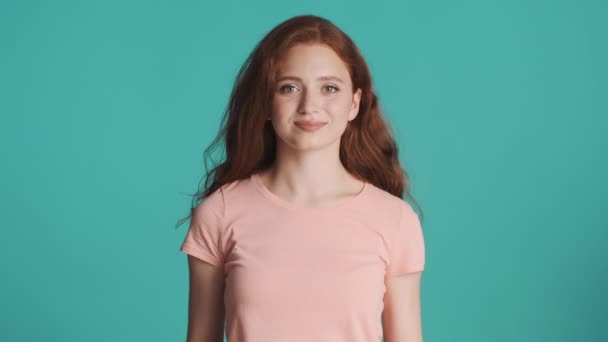 Όμορφη Κοκκινομάλλα Κορίτσι Χαρούμενα Δείχνει Αντίχειρες Επάνω Χειρονομία Στην Κάμερα — Αρχείο Βίντεο