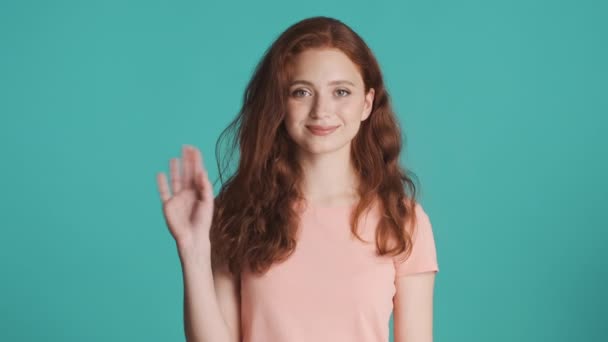 Menina Sorridente Bonita Feliz Acenando Olá Câmera Sobre Fundo Colorido — Vídeo de Stock