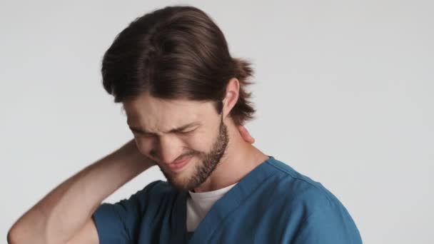 Junge Müde Männliche Arzt Bei Einer Massage Wegen Schmerzen Nacken — Stockvideo