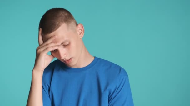 Młody Błękitnooki Mężczyzna Poczuciem Winy Zakrywający Twarz Kolorowym Tłem Wyraz — Wideo stockowe