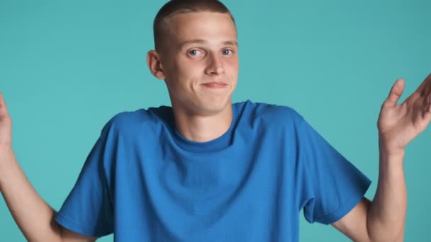 Jeune Homme Décontracté Aux Yeux Bleus Jetant Les Mains Sur — Video