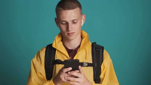 Retrato Del Hombre Viajero Atractivo Con Mochila Intensamente Usando Teléfono — Vídeo de stock