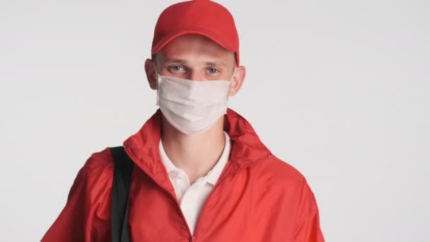 Junge Attraktive Kuriere Roter Uniform Und Medizinischer Maske Zeigen Fröhlich — Stockvideo