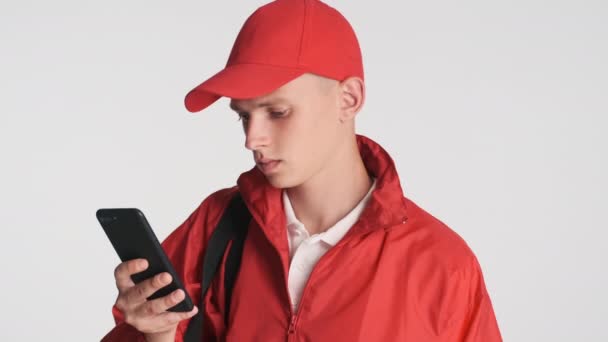 Joven Mensajero Atractivo Gorra Roja Chaqueta Usando Teléfono Después Usar — Vídeos de Stock