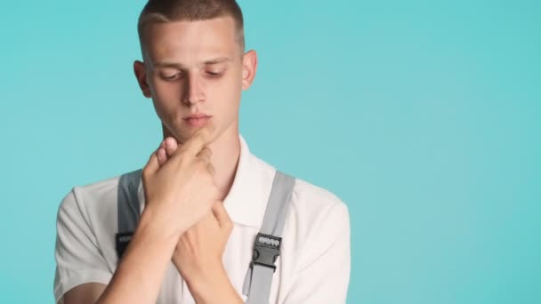 Jovem Construtor Atraente Mãos Laváveis Uniformes Vestindo Máscara Médica Óculos — Vídeo de Stock