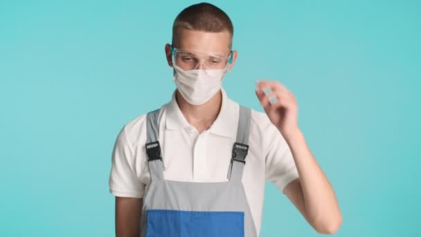 Jovem Construtor Profissional Uniforme Tirando Máscara Médica Óculos Proteção Sobre — Vídeo de Stock