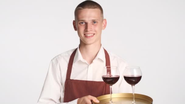 Jonge Aantrekkelijke Lachende Ober Schort Houden Lade Met Rode Wijn — Stockvideo