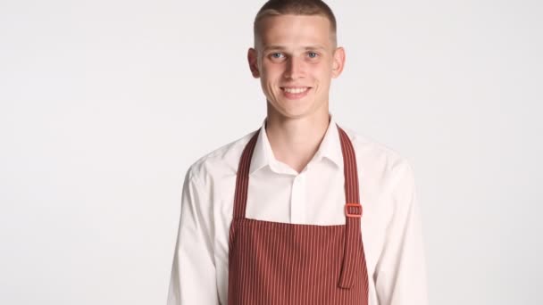 Joven Camarero Guapo Uniforme Felizmente Mirando Cámara Sobre Fondo Blanco — Vídeo de stock