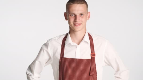 Joven Camarero Guapo Confiado Uniforme Feliz Sonriendo Cámara Sobre Fondo — Vídeo de stock