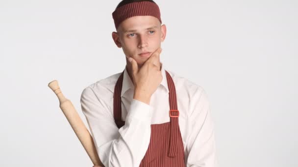 Joven Cocinero Atractivo Uniforme Con Rodillo Cuidadosamente Posando Cámara Sobre — Vídeo de stock