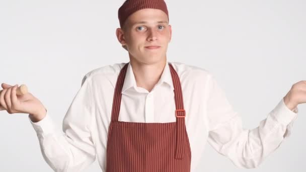 Joven Cocinero Atractivo Uniforme Con Rodillo Lanzando Las Manos Cámara — Vídeo de stock