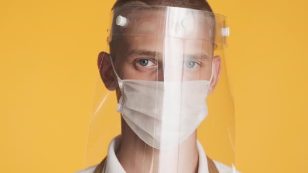 Tıbbi Koruyucu Maskeli Genç Garsonu Kapatın Renkli Arka Planda Iyi — Stok video
