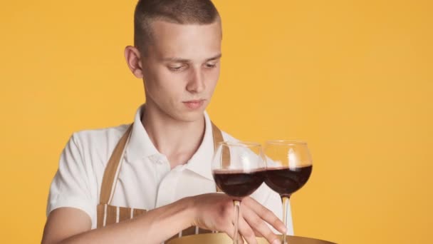 Junge Gutaussehende Kellnerin Schürze Hält Selbstbewusst Tablett Mit Wein Über — Stockvideo