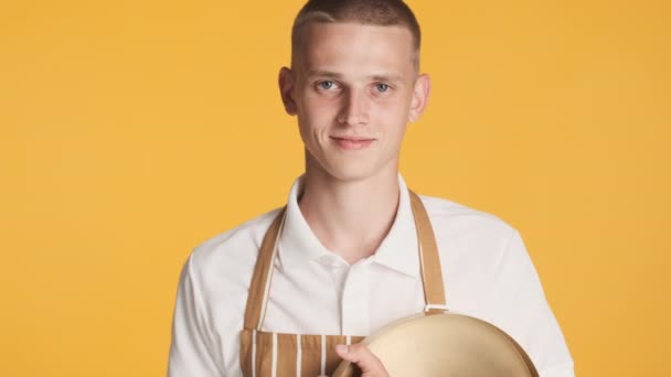 Joven Camarero Sonriente Uniforme Con Bandeja Felizmente Mirando Cámara Sobre — Vídeos de Stock