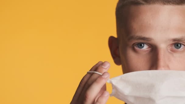 Närbild Ung Blå Ögon Man Bär Medicinsk Mask Intensivt Tittar — Stockvideo