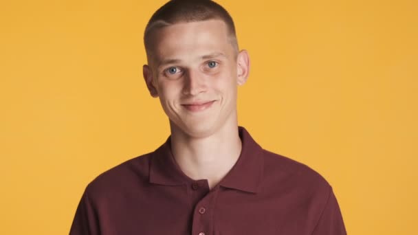 Retrato Jovem Atraente Homem Positivo Feliz Sorrindo Câmera Sobre Fundo — Vídeo de Stock