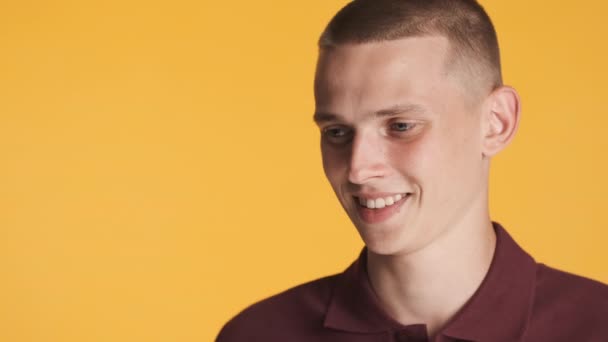 Fechar Cara Loiro Atraente Sorrindo Câmera Sobre Fundo Colorido — Vídeo de Stock