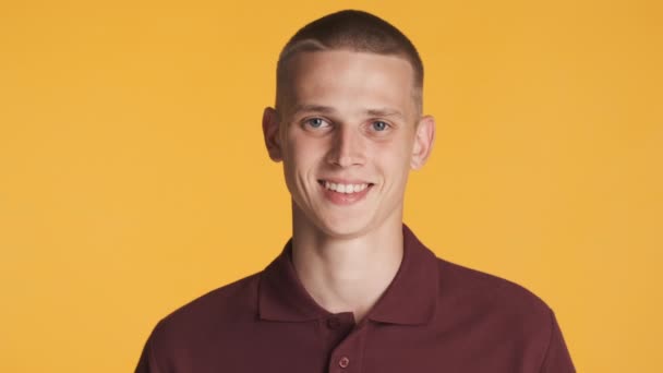 Jovem Homem Loiro Atraente Feliz Sorrindo Câmera Sobre Fundo Colorido — Vídeo de Stock