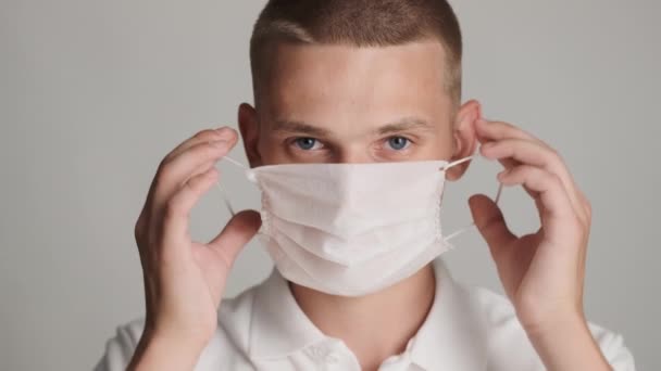 Joven Hombre Guapo Con Máscara Médica Gafas Protectoras Mirando Con — Vídeos de Stock