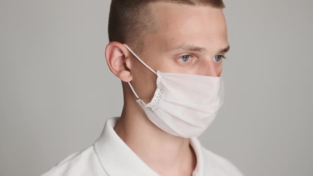 Sluit Een Knappe Man Met Een Medisch Masker Met Een — Stockvideo