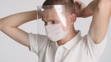 Tıbbi maskeli, koruyucu maske takan çekici, sıradan bir adam. Önce güvenlik kavramı