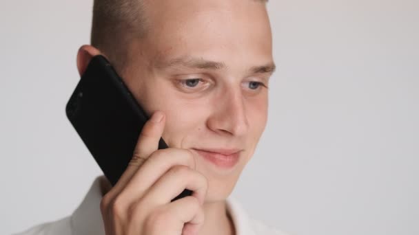 Close Atraktivní Ležérní Chlap Mluví Smartphone Přes Bílé Pozadí — Stock video