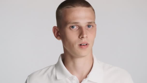 Selbstbewusst Winkt Der Junge Mann Mit Den Blauen Augen Ohne — Stockvideo