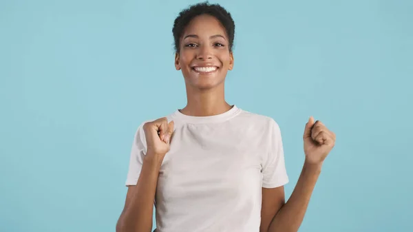 Vakker Lystig Afroamerikansk Jente Som Fryder Seg Fargerik Bakgrunn Lykkelig – stockfoto