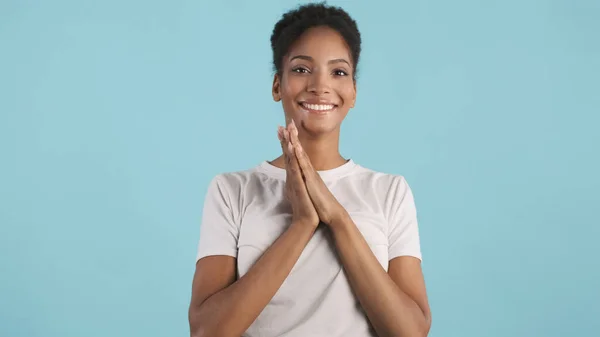 Portrett Begeistret Afro Amerikansk Jente Som Ser Glad Kamera Fargerik – stockfoto