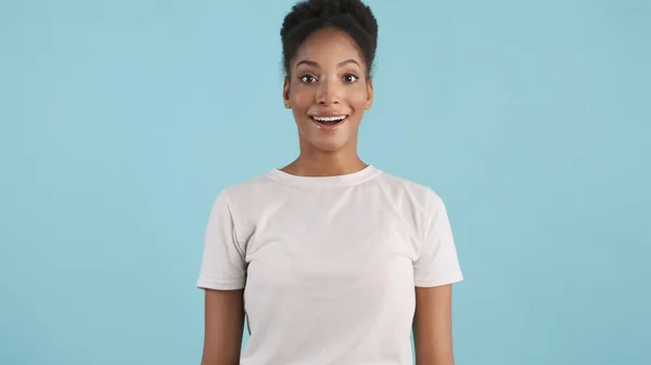 Retrato Menina Americana Africana Atraente Branco Shirt Excitadamente Olhando Câmera — Fotografia de Stock