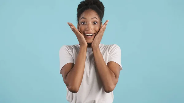 Ziemlich Aufgeregtes Afrikanisch Amerikanisches Mädchen Weißem Shirt Das Überraschend Die — Stockfoto