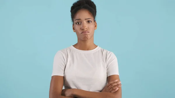 Retrato Menina Afro Americana Frustrada Segurando Braços Cruzados Tristemente Olhando — Fotografia de Stock