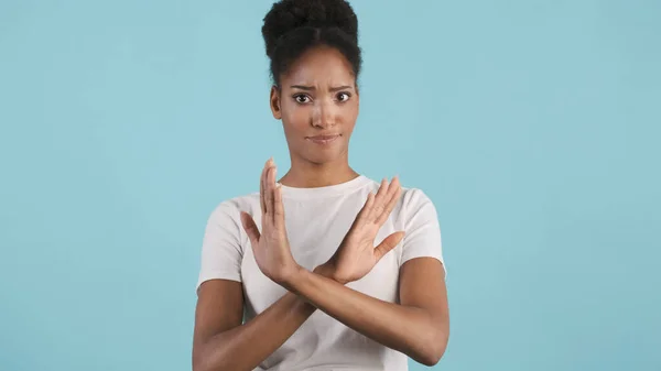 Attraktives Afrikanisch Amerikanisches Mädchen Mit Verschränkten Händen Zeigt Selbstbewusst Keine — Stockfoto