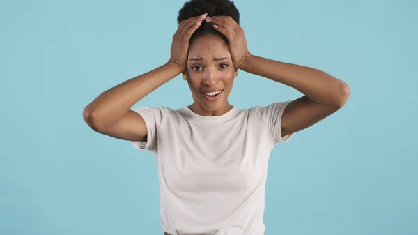 Schockiert Blickt Die Afroamerikanerin Emotionslos Die Kamera Vor Buntem Hintergrund — Stockfoto