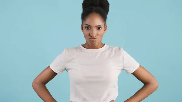 Porträtt Arg Afrikansk Amerikansk Flicka Aggressivt Tittar Kameran Över Färgglada — Stockfoto