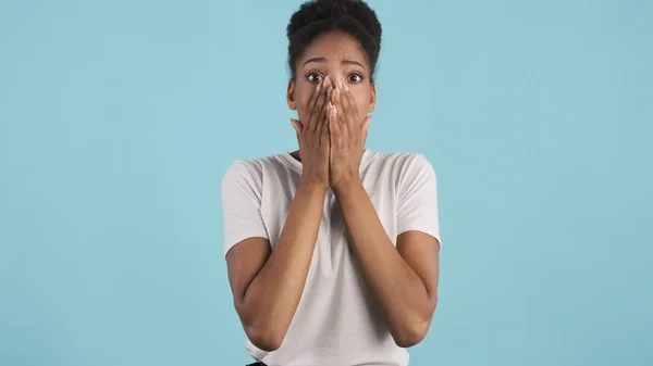 Attraktive Schockierte Afrikanisch Amerikanische Mädchen Emotional Bedeckt Gesicht Mit Den — Stockfoto