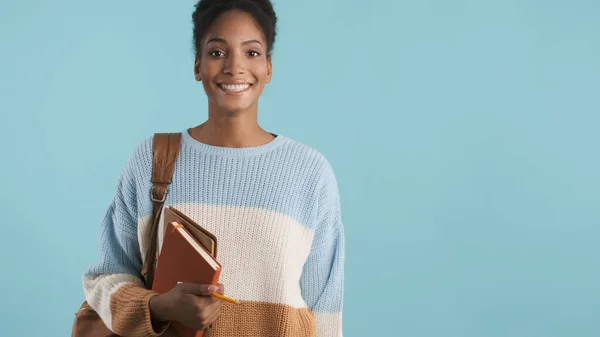 Hermosa Chica Estudiante Afroamericana Confiada Con Libros Mirando Felizmente Cámara —  Fotos de Stock