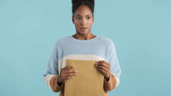 迷人的非洲裔美国女孩焦急地打开信封 在五彩缤纷的背景下 用摄像机把考试成绩拍下来 — 图库照片
