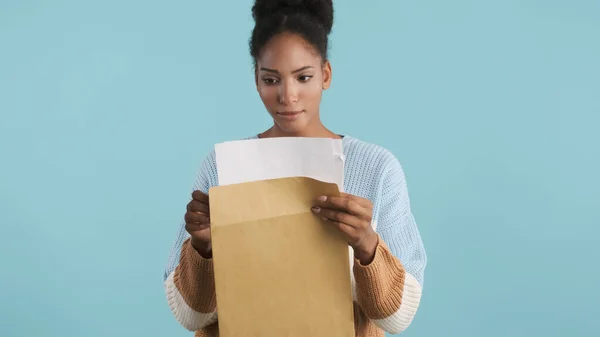 Attraktive Afrikanisch Amerikanische Mädchen Öffnen Aufmerksam Umschlag Mit Prüfungsergebnissen Vor — Stockfoto