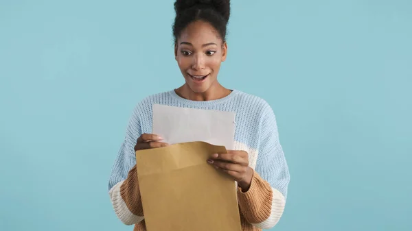 Envelope Abertura Emocionalmente Menina Afro Americana Muito Animado Com Resultados — Fotografia de Stock