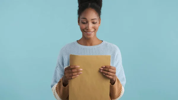 Vakkert Smilende Afroamerikansk Jente Som Åpner Konvolutten Med Eksamensresultater Kamera – stockfoto