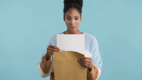 Schöne Schockierte Afrikanisch Amerikanische Mädchen Öffnen Umschlag Mit Prüfungsergebnissen Vor — Stockfoto