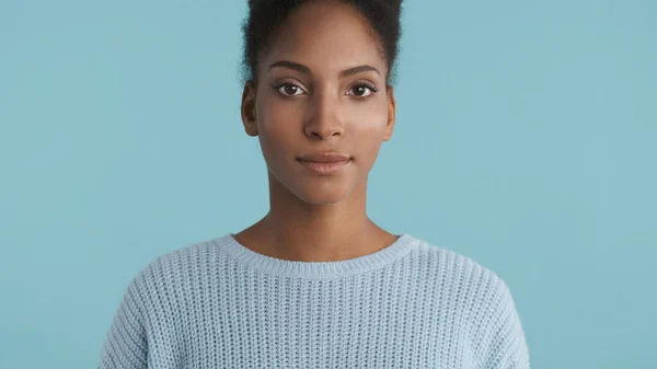 Retrato Una Hermosa Chica Afroamericana Mirando Con Confianza Cámara Sobre —  Fotos de Stock