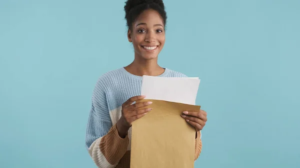 Muito Alegre Africano Americano Menina Segurando Envelope Com Exames Resultados — Fotografia de Stock